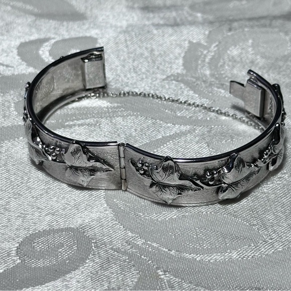 Whiting & Davis Silver tone Bangle Bracelet with Floral Grapevine Hinged  4363 - Picture 8 of 10
